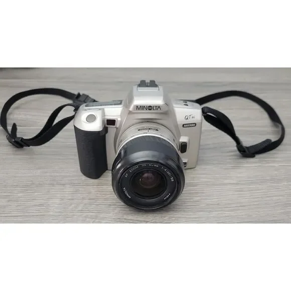 Minolta 35mm Camera Dynax 303si Maxxum QTsi Kit with Travel Bag and Accessories